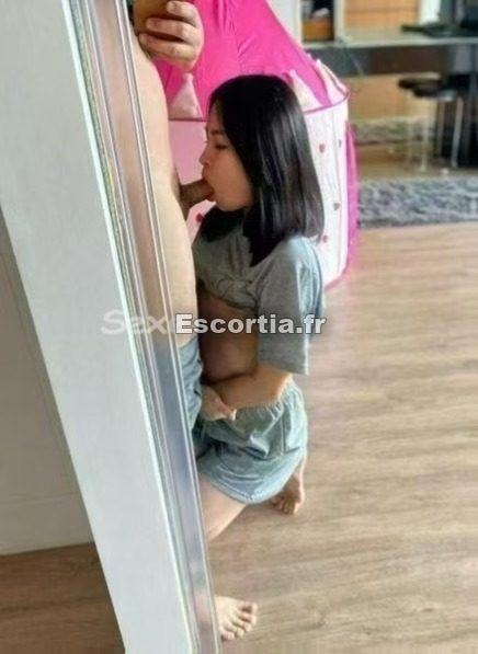 AiHuan escort Paris