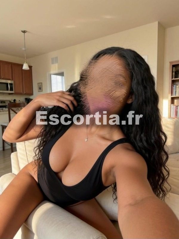Lucia escort Chelles
