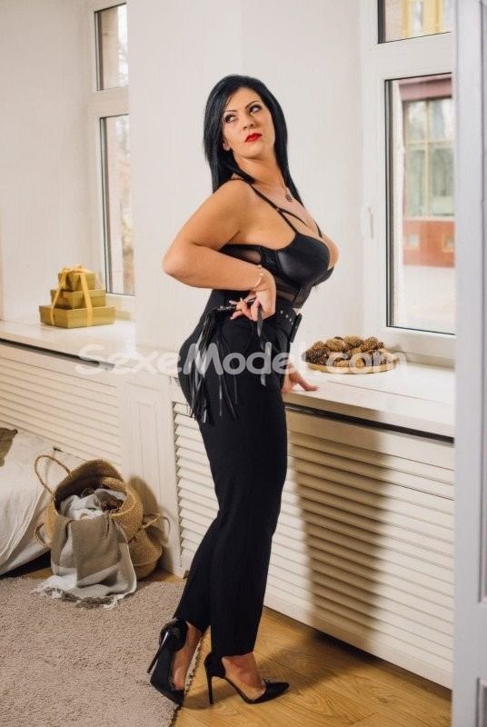 LauraReal photo 2
