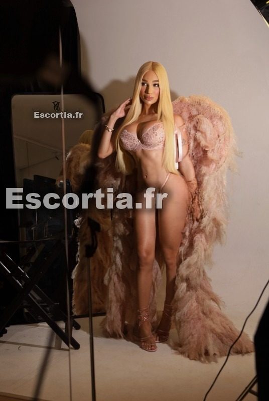 Giulia 22 cm escort Paris