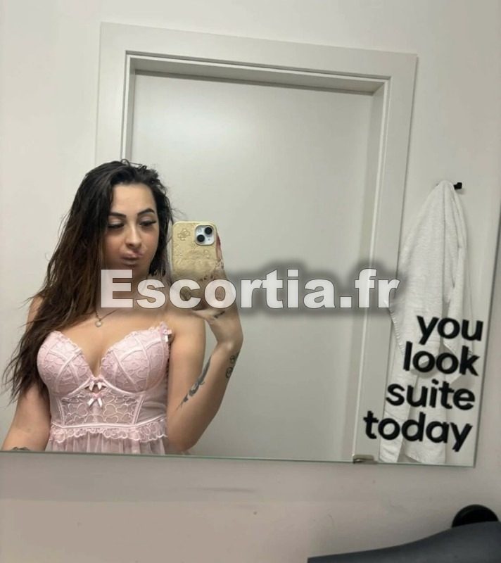 Julia escort Bourg-en-bresse
