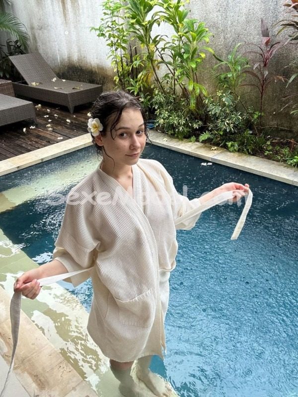 Rebbbeccka. Hoott escort Angoulême