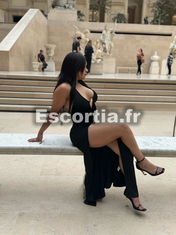 Avril. PSE escort Paris