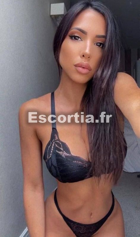Sandra escort Paris