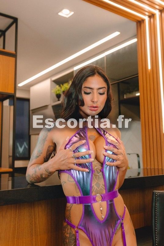 BruneXXX escort Lyon
