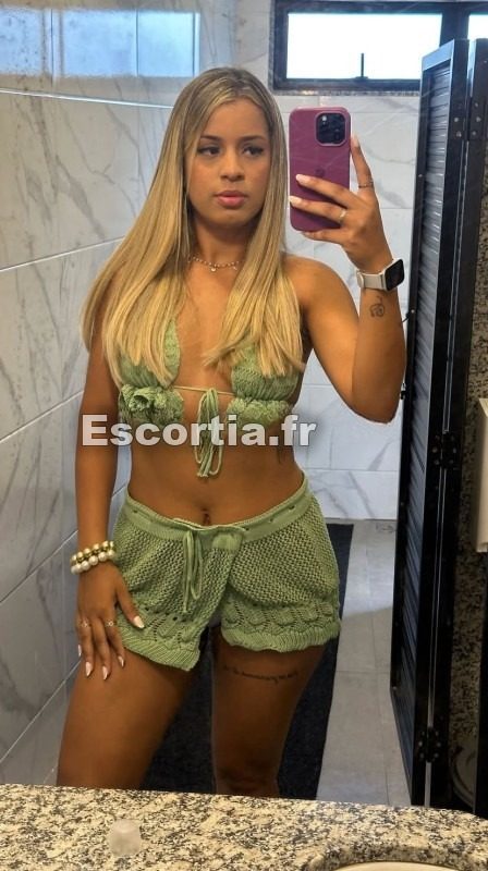 LarissaBrazil10 escort Paris
