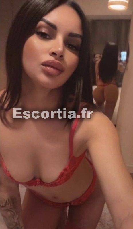 Sexy latina Alicia photo 5