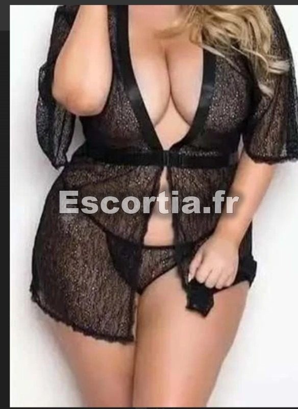 Luna.  Gross potrine escort Fréjus