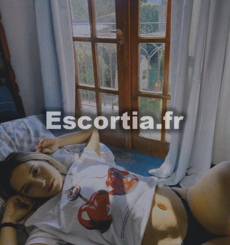 Sara GFE photo 4