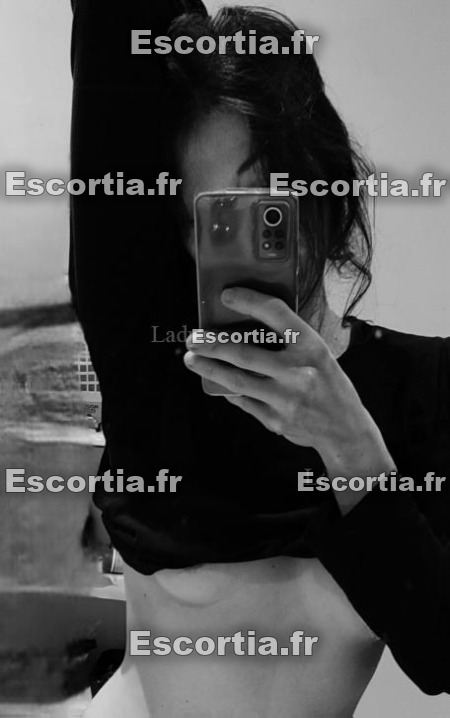 Ccelia escort Nimes