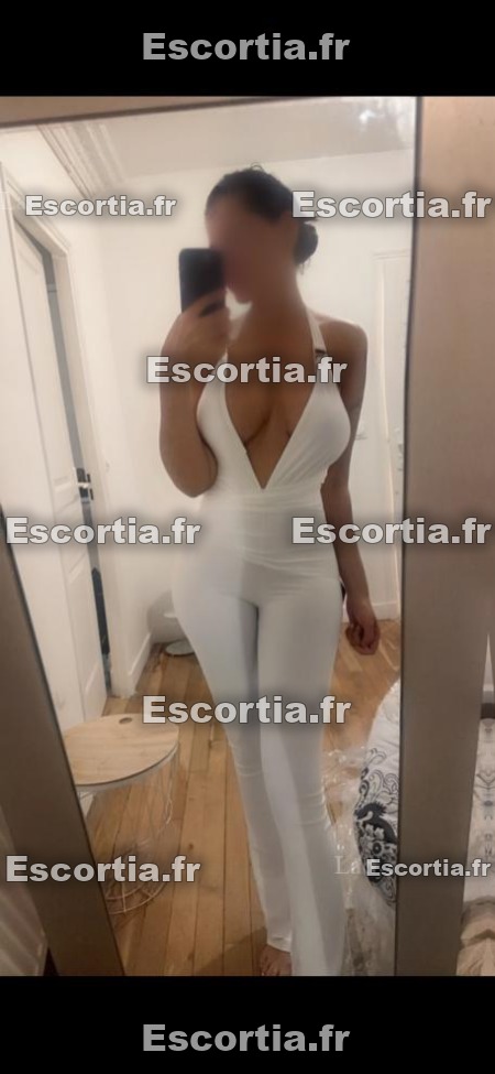 Sarah Dom escort Paris 15eme